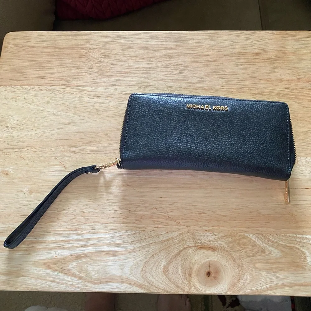 Michael Kors wrist wallet - Picture 1 of 5